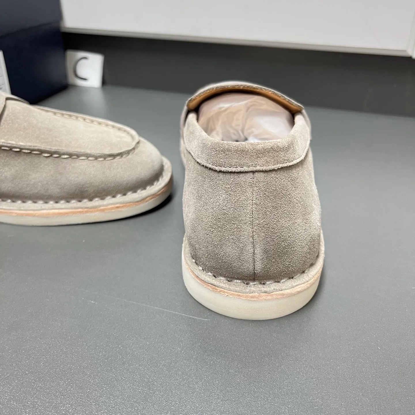 💰840 Prada men’s new suede leather loafers. Made of flocked cow second-layer leather, they combine classic design with handmade details, blending sophistication with casual comfort. Hot-stamped logo on the outside, topstitched seams on the skirt, 1.5cm white rubber sole with leather welt, dyed calfskin lining, silver-labeled cowhide feet, simple and elegant style, comes with a full set of original packaging dust bag! C leather shoe size: 39/40/41/42/43/44 gray welcome to order